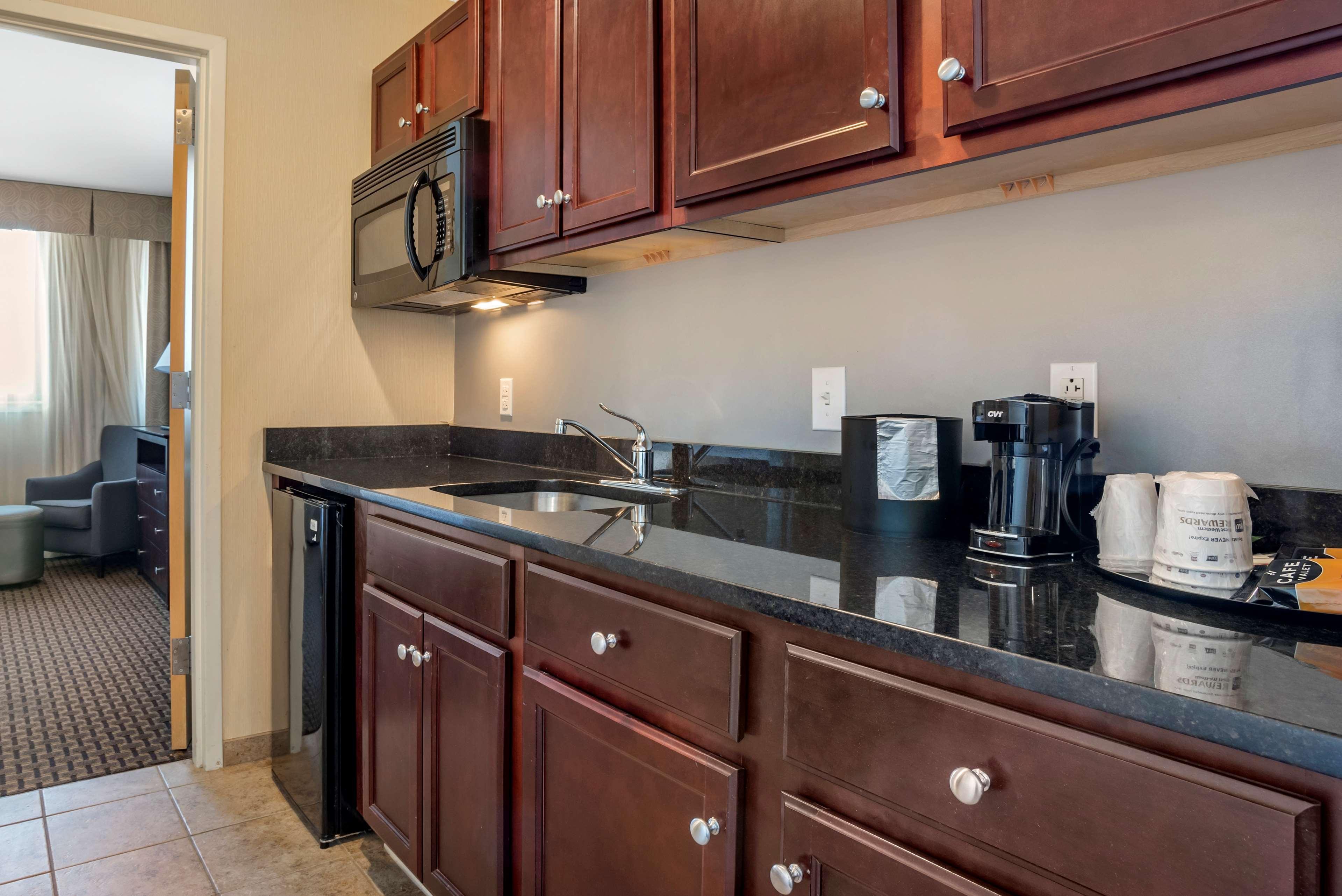 Best Western Plus Philadelphia Airport South - At Widener University Честер Экстерьер фото